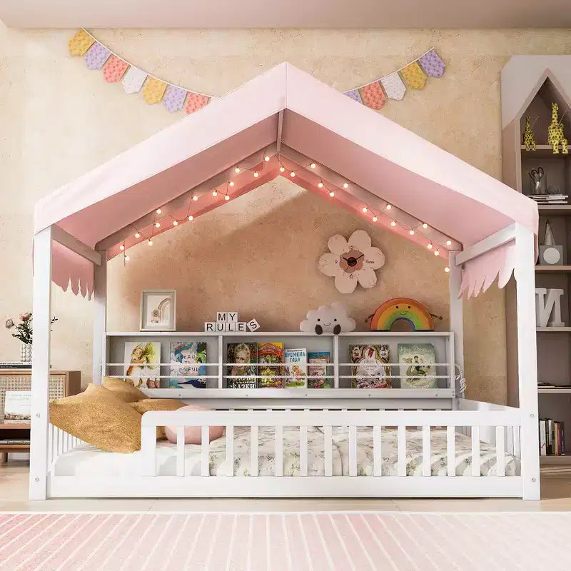 Cadre de lit en bois pleine taille au ras du sol, lit de repos en forme de maison avec clôture, 3 étagères de rangement, rideau