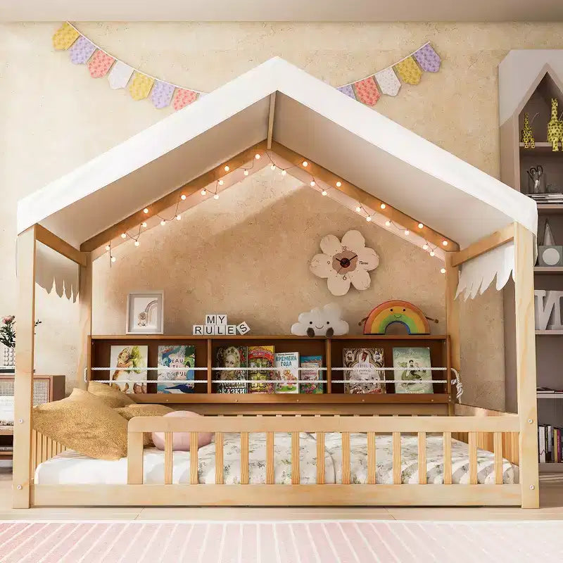 Cadre de lit en bois pleine taille au ras du sol, lit de repos en forme de maison avec clôture, 3 étagères de rangement, rideau