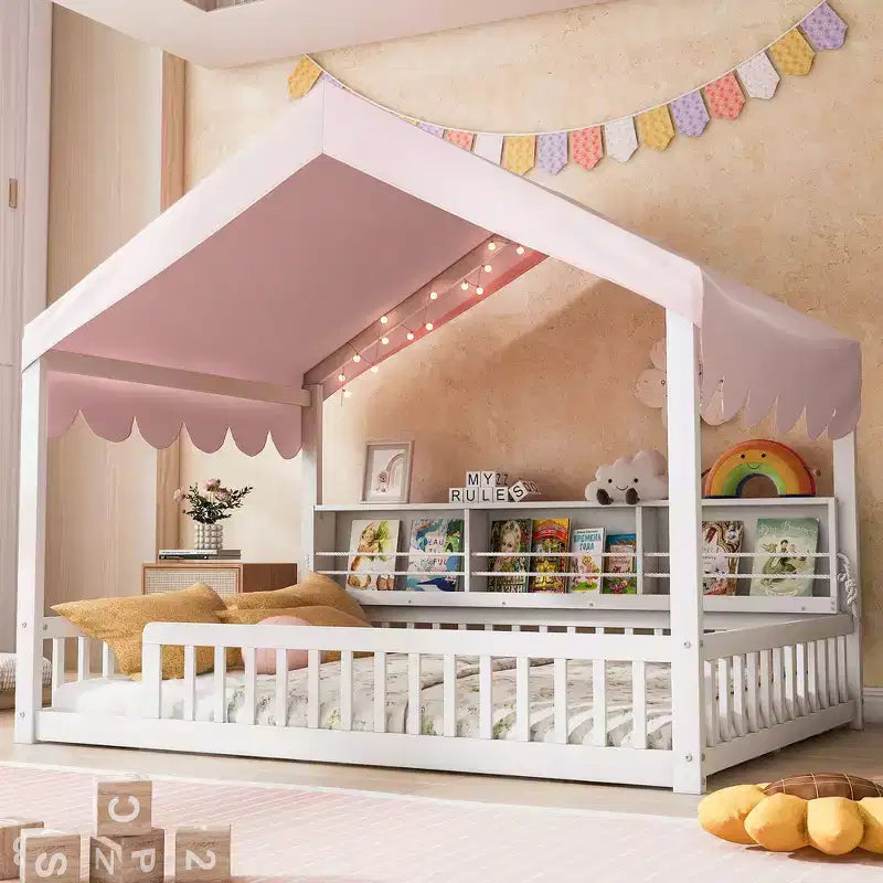 Cadre de lit en bois pleine taille au ras du sol, lit de repos en forme de maison avec clôture, 3 étagères de rangement, rideau