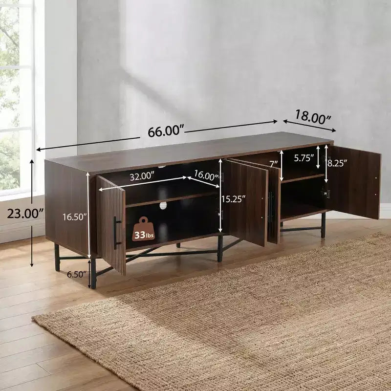 Meuble TV multimédia moderne médiéval avec quatre portes Comprend deux étagères de rangement réglables Convient aux téléviseurs jusqu'à 65 poucesChâtaigne