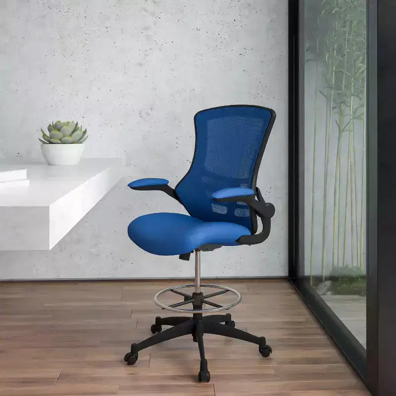 Chaise de bureau ergonomique mi-dossier en maille avec anneau repose-pieds et accoudoirs relevables