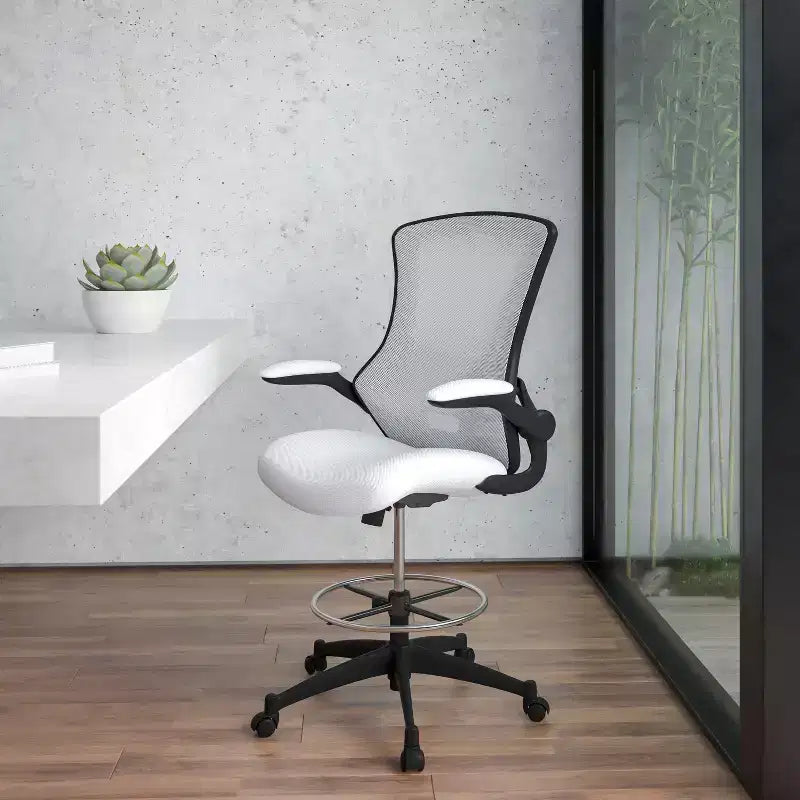 Chaise de bureau ergonomique mi-dossier en maille avec anneau repose-pieds et accoudoirs relevables
