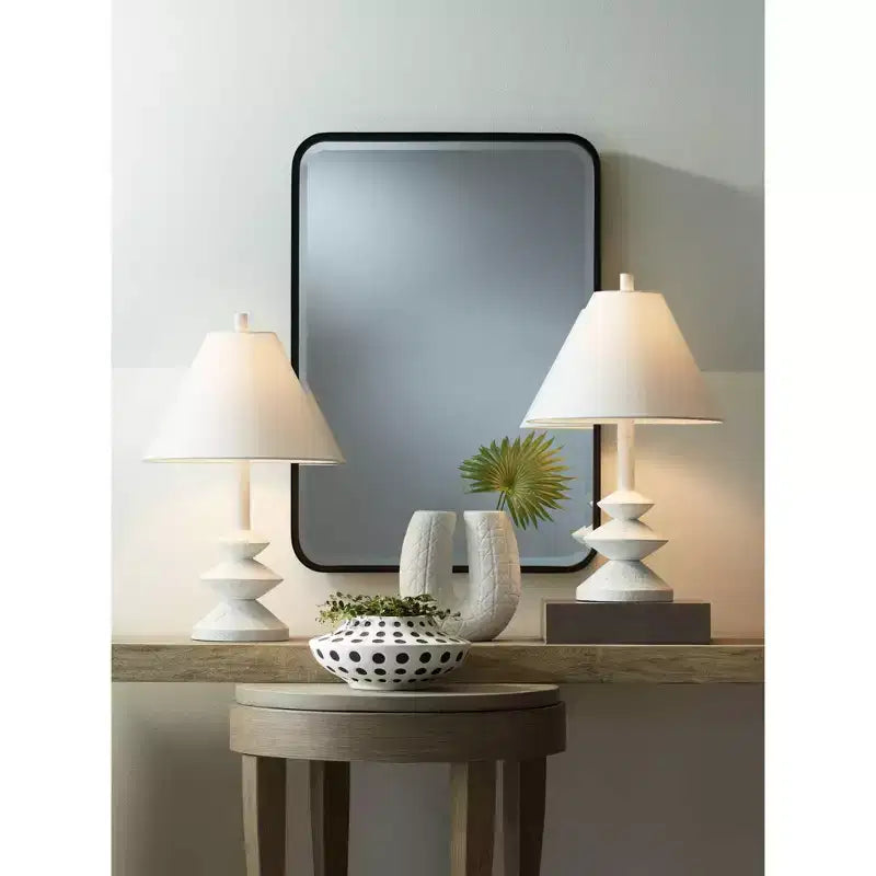 Miroir mural rectangulaire moderne biseauté à bords arrondis en fer noir de 24 pouces de large Liguria pour salle de bain, chambre, salon, entrée