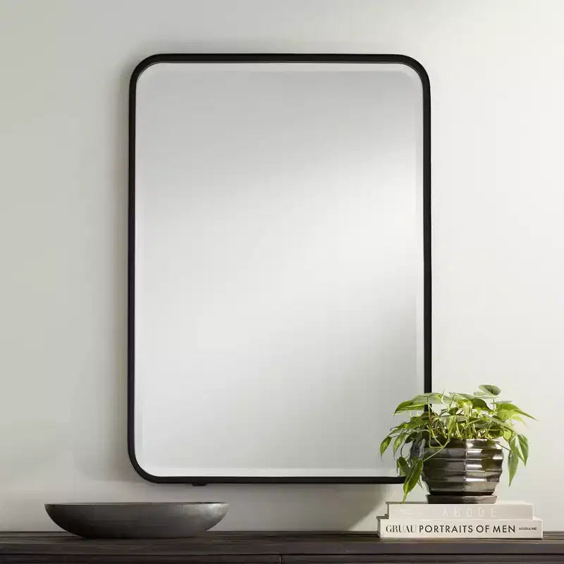 Miroir mural rectangulaire moderne biseauté à bords arrondis en fer noir de 24 pouces de large Liguria pour salle de bain, chambre, salon, entrée